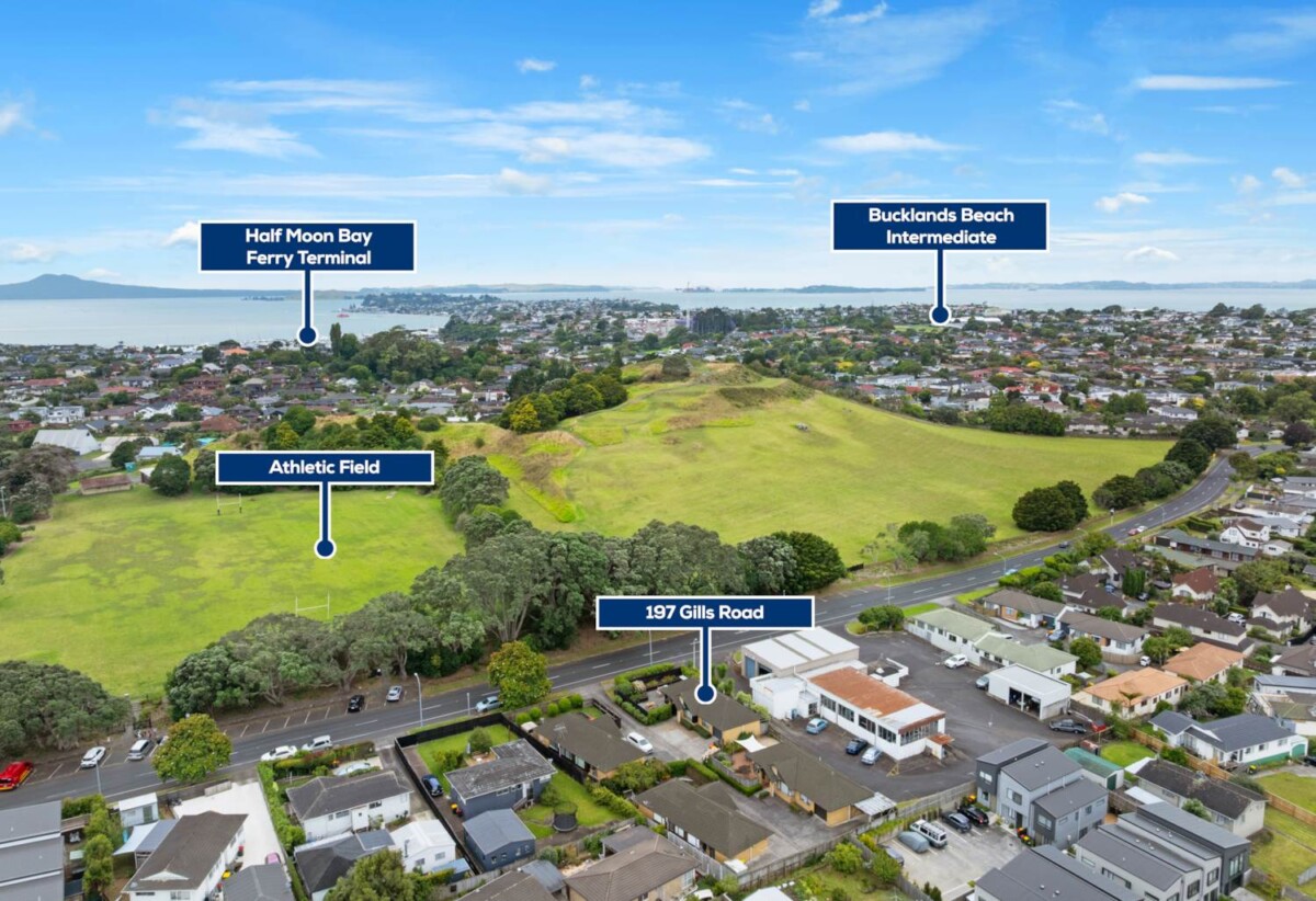 Move-in ready, brick and tile 3 beds 1.5 baths house on 323m2 section, 0.7 km to Pakuranga College, 0.9 km to Macleans Primary School, 1.1 km to Bucklands Beach Intermediate, 197 Gills Road, Half Moon Bay, Auckland