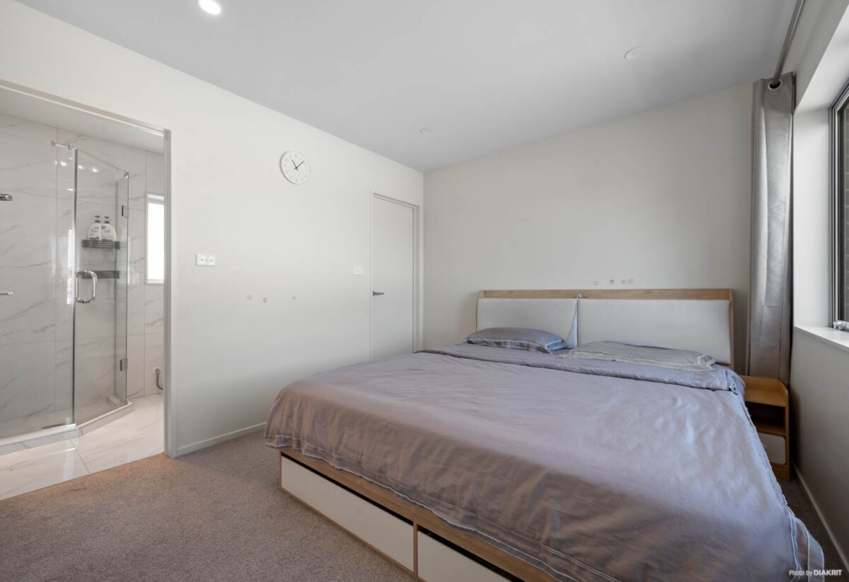 Standalone 3 beds 2.5 baths home with garage, close to schools, local Pak`nSave, cafes, trains, bus routes, and easy motorway access, 28E Ennismore Road, Mt Albert, Auckland