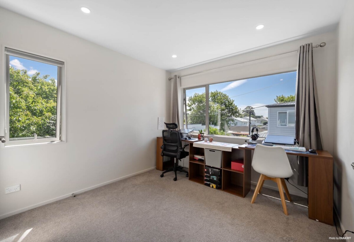 Standalone 3 beds 2.5 baths home with garage, close to schools, local Pak`nSave, cafes, trains, bus routes, and easy motorway access, 28E Ennismore Road, Mt Albert, Auckland