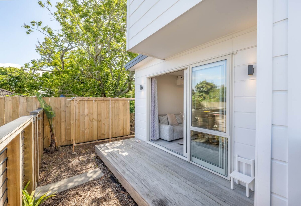 Standalone 3 beds 2.5 baths home with garage, close to schools, local Pak`nSave, cafes, trains, bus routes, and easy motorway access, 28E Ennismore Road, Mt Albert, Auckland