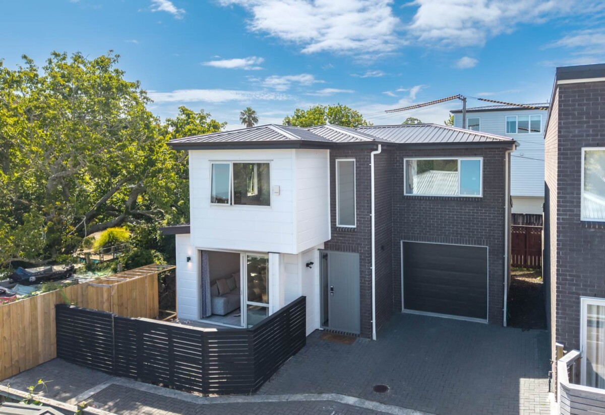 Standalone 3 beds 2.5 baths home with garage, close to schools, local Pak`nSave, cafes, trains, bus routes, and easy motorway access, 28E Ennismore Road, Mt Albert, Auckland