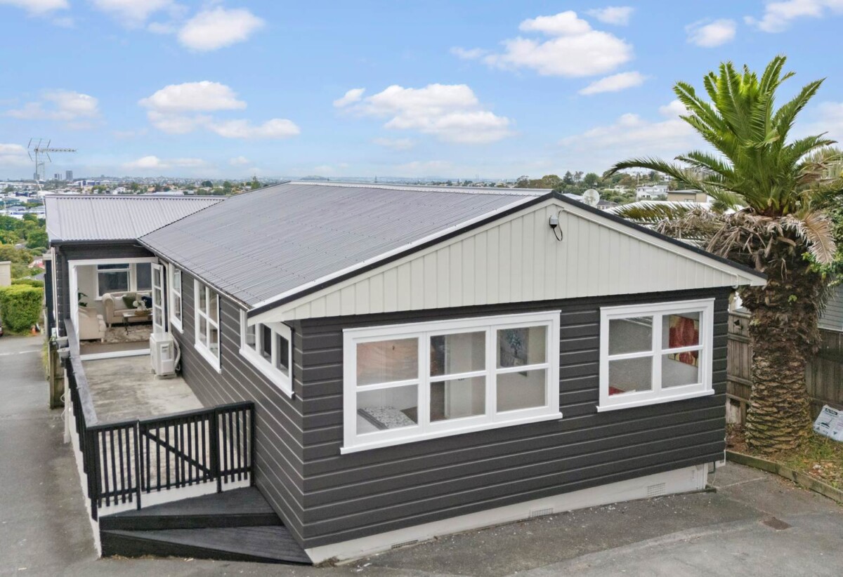 Freehold standalone 4 beds house on 428m² section, close to schools, Glenfield shopping centre, shops, 559 Glenfield Road, Glenfield, Auckland
