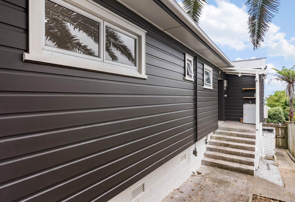 Freehold standalone 4 beds house on 428m² section, close to schools, Glenfield shopping centre, shops, 559 Glenfield Road, Glenfield, Auckland