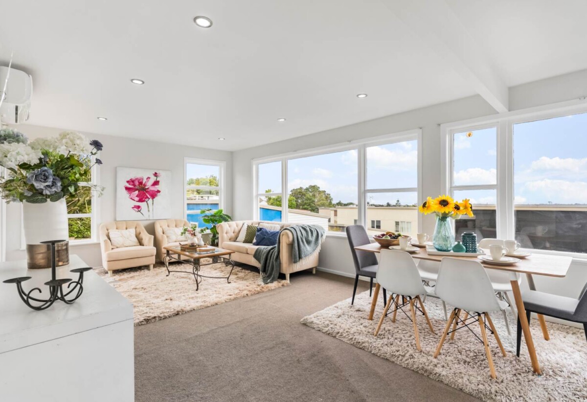 Freehold standalone 4 beds house on 428m² section, close to schools, Glenfield shopping centre, shops, 559 Glenfield Road, Glenfield, Auckland