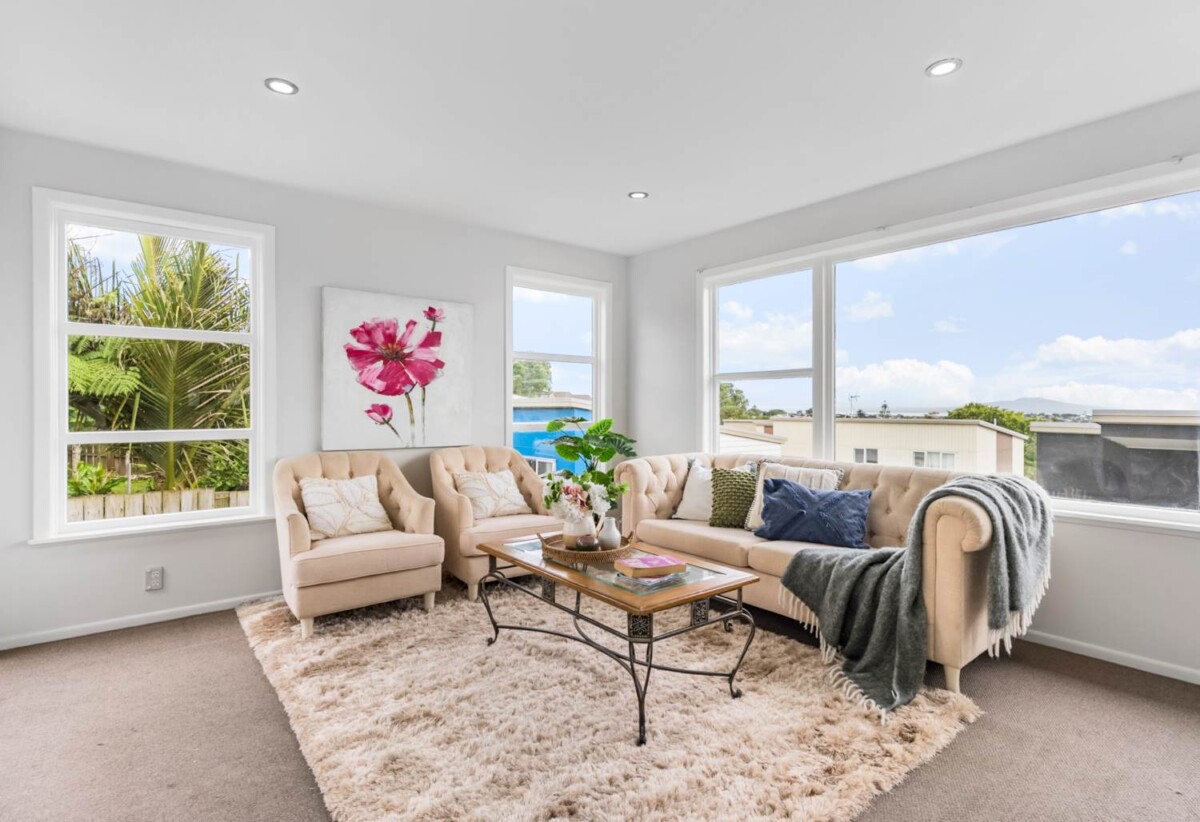 Freehold standalone 4 beds house on 428m² section, close to schools, Glenfield shopping centre, shops, 559 Glenfield Road, Glenfield, Auckland