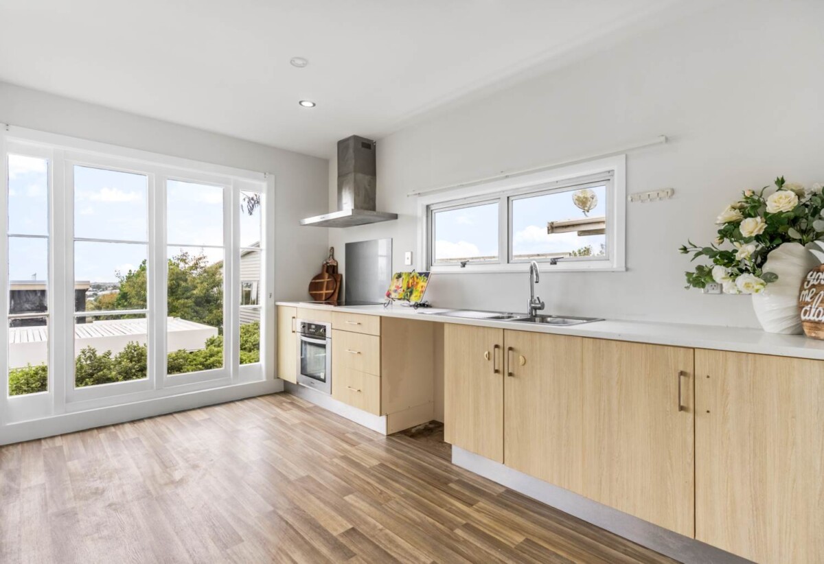 Freehold standalone 4 beds house on 428m² section, close to schools, Glenfield shopping centre, shops, 559 Glenfield Road, Glenfield, Auckland