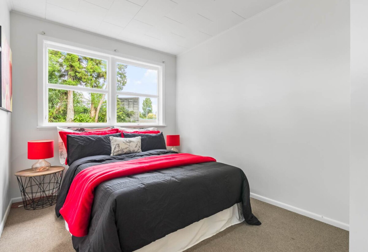 Freehold standalone 4 beds house on 428m² section, close to schools, Glenfield shopping centre, shops, 559 Glenfield Road, Glenfield, Auckland
