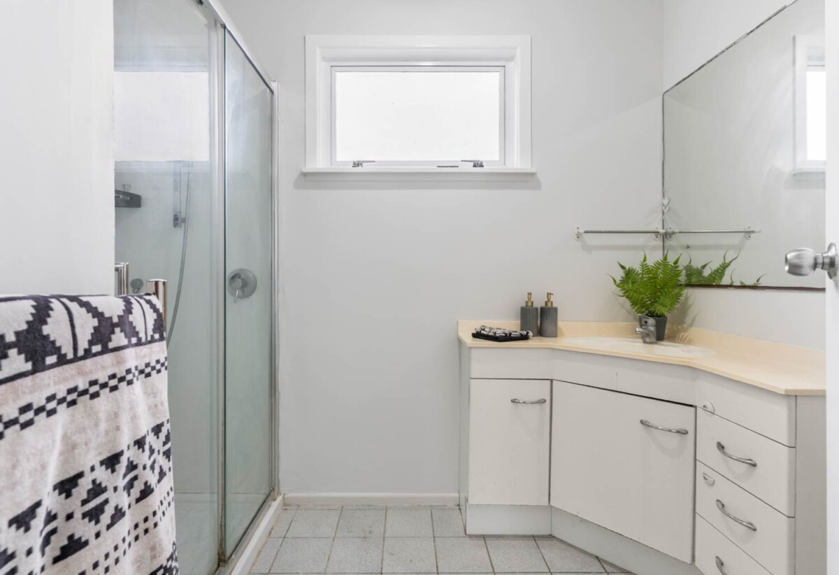 Freehold standalone 4 beds house on 428m² section, close to schools, Glenfield shopping centre, shops, 559 Glenfield Road, Glenfield, Auckland