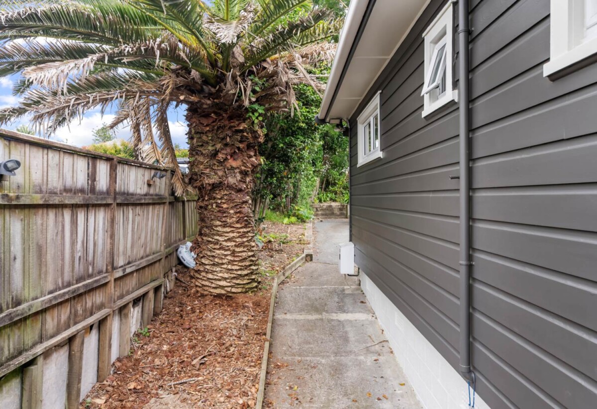 Freehold standalone 4 beds house on 428m² section, close to schools, Glenfield shopping centre, shops, 559 Glenfield Road, Glenfield, Auckland