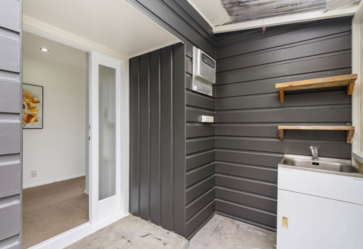 Freehold standalone 4 beds house on 428m² section, close to schools, Glenfield shopping centre, shops, 559 Glenfield Road, Glenfield, Auckland