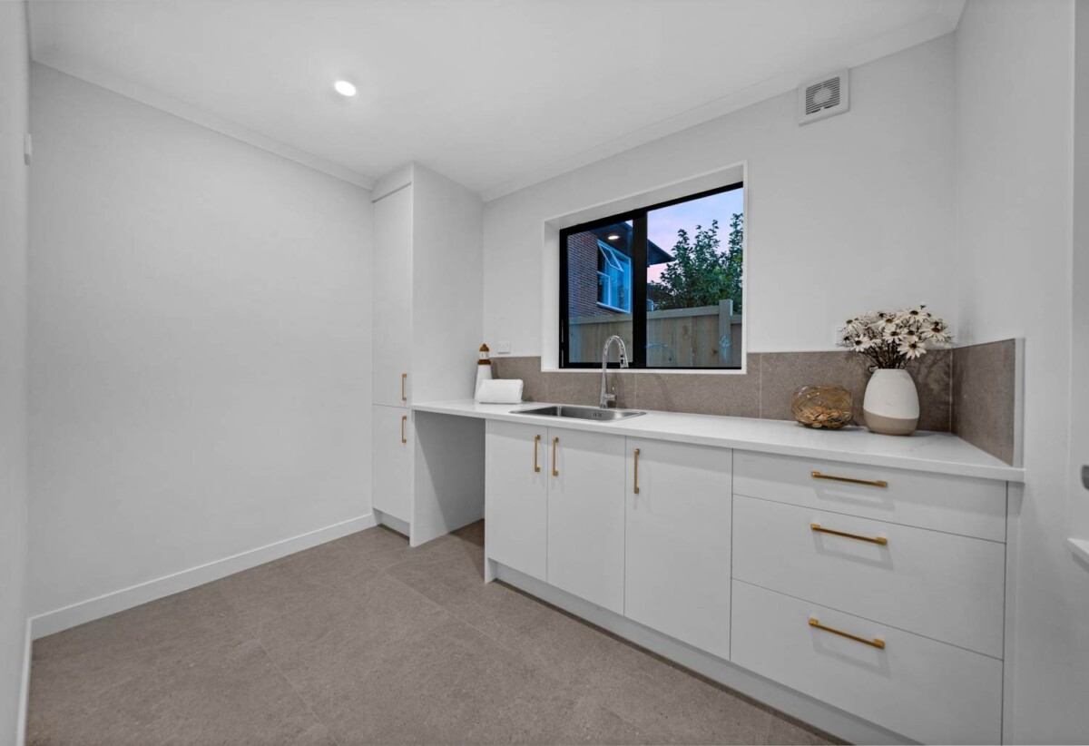 310m2 freehold standalone 7 beds 5.5 baths house on 306m2 section, with 2 beds granny, 1 main kitchen + 2 kitchenettes, minutes to schools, shopping centres, 66C Angelo Avenue, Howick, Auckland