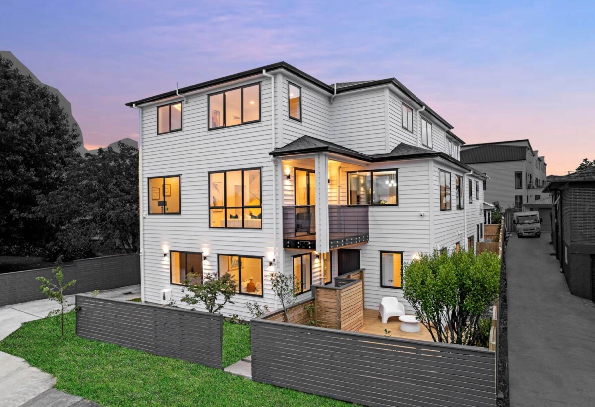 310m2 freehold standalone 7 beds 5.5 baths house on 306m2 section, with 2 beds granny, 1 main kitchen + 2 kitchenettes, minutes to schools, shopping centres, 66C Angelo Avenue, Howick, Auckland