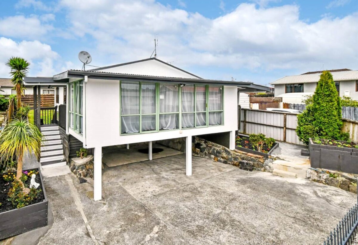 Recently renovated 3 beds house, move-in ready, Alfriston College and Randwick Park School zone, close to town centres, Auckland Botanic Gardens, Motorway access, 2/10 Nearco Street, Randwick Park, Auckland