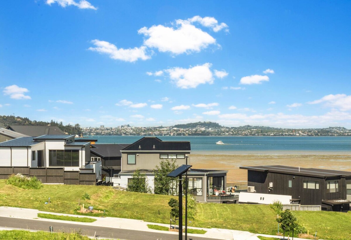 More-in ready, brandnew 4 beds house on 190m2 section, 0.5 km to Scott Point Primary School, 1.6 km to Hobsonville Point Secondary School, 74 Picnic Point Road, Hobsonville, Auckland