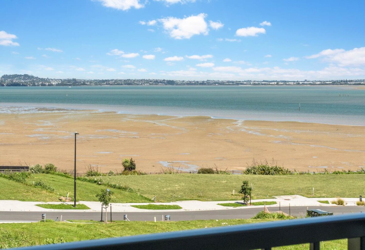 More-in ready, brandnew 4 beds house on 190m2 section, 0.5 km to Scott Point Primary School, 1.6 km to Hobsonville Point Secondary School, 74 Picnic Point Road, Hobsonville, Auckland