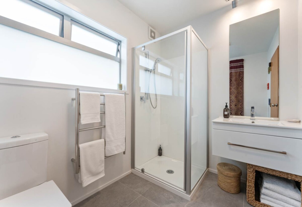 180 degrees sea views, 310m2 4 beds 3 baths house on 750m2 section, a high-stud, oversized rumpus room, a covered built-in spa, new solid weatherboard cladding, new double-glazed windows, and new CCC, 1 km to Hobsonville School, 29 Oakpark Place, West Harbour, Auckland