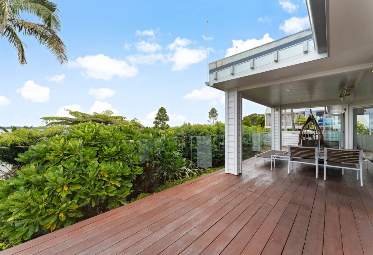 180 degrees sea views, 310m2 4 beds 3 baths house on 750m2 section, a high-stud, oversized rumpus room, a covered built-in spa, new solid weatherboard cladding, new double-glazed windows, and new CCC, 1 km to Hobsonville School, 29 Oakpark Place, West Harbour, Auckland