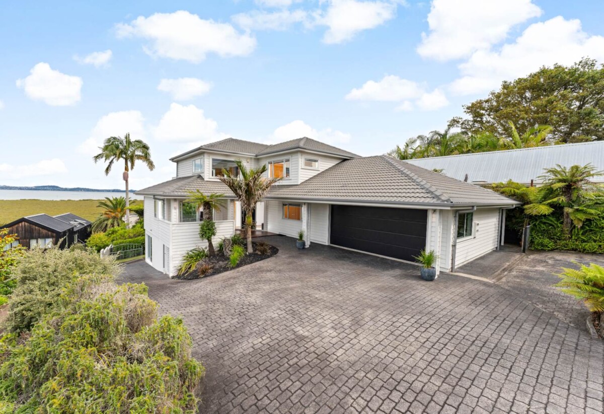 180 degrees sea views, 310m2 4 beds 3 baths house on 750m2 section, a high-stud, oversized rumpus room, a covered built-in spa, new solid weatherboard cladding, new double-glazed windows, and new CCC, 1 km to Hobsonville School, 29 Oakpark Place, West Harbour, Auckland
