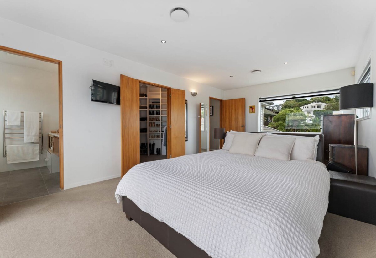180 degrees sea views, 310m2 4 beds 3 baths house on 750m2 section, a high-stud, oversized rumpus room, a covered built-in spa, new solid weatherboard cladding, new double-glazed windows, and new CCC, 1 km to Hobsonville School, 29 Oakpark Place, West Harbour, Auckland