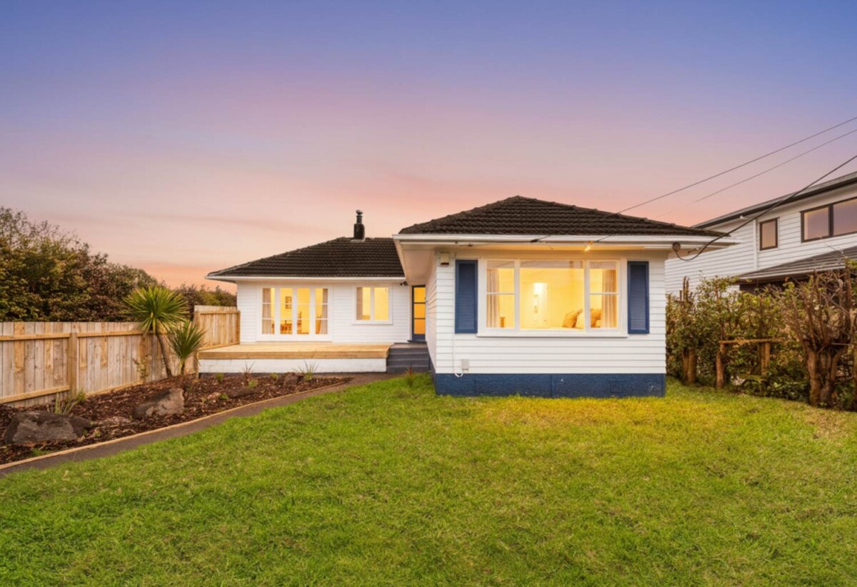 3 beds house with front yard, 0.6 km to Glendene School, 77 Farquhar Road, Glendene, Auckland