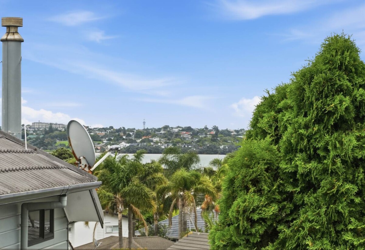 Macleans College and BBI schools zone, Brick and tile 3 beds 2 baths house, 150m2 floor area, a generous rumpus room downstairs, 0.4 km to Bucklands Beach Primary School, 21B Devon Road, Bucklands Beach, Auckland