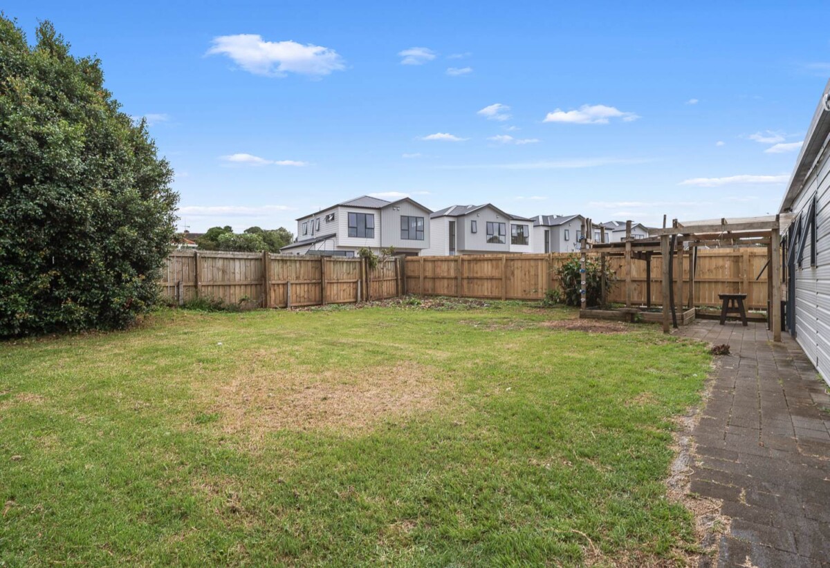 779m2 land, 4 beds 3 baths house (3 beds 2 beds house + 1 bed 1bath sleepout), All the windows have been replaced with aluminium jornery and double glazing ( including the sleepout), 0.2 km to Tamaki School, 9 Larsen Road, Panmure, Auckland