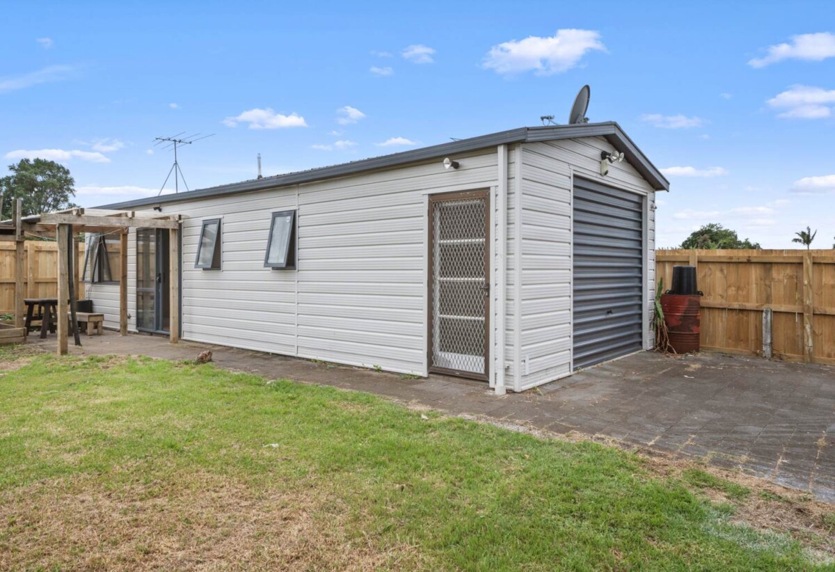779m2 land, 4 beds 3 baths house (3 beds 2 beds house + 1 bed 1bath sleepout), All the windows have been replaced with aluminium jornery and double glazing ( including the sleepout), 0.2 km to Tamaki School, 9 Larsen Road, Panmure, Auckland