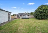 779m2 land, 4 beds 3 baths house (3 beds 2 beds house + 1 bed 1bath sleepout), All the windows have been replaced with aluminium jornery and double glazing ( including the sleepout), 0.2 km to Tamaki School, 9 Larsen Road, Panmure, Auckland