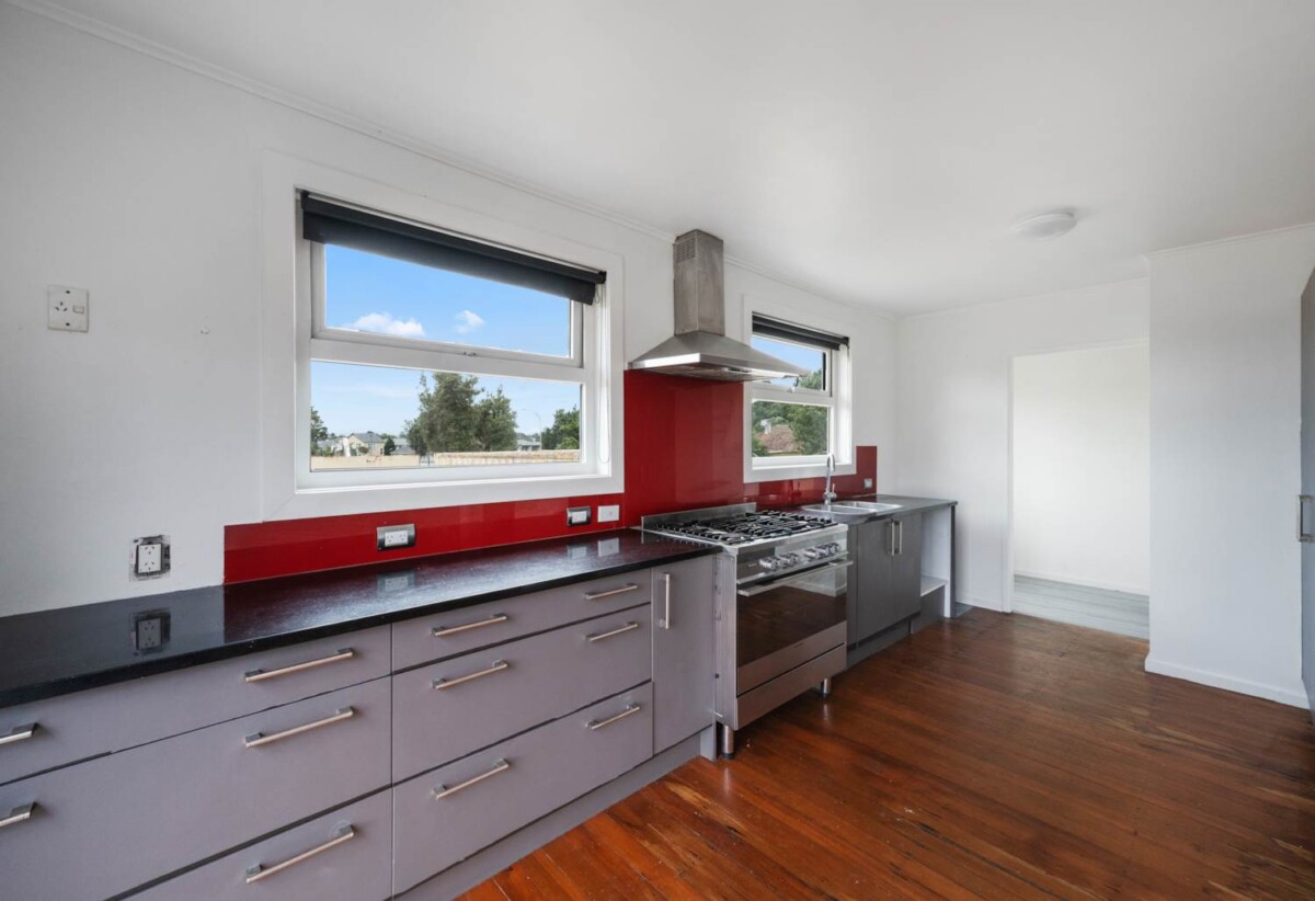 779m2 land, 4 beds 3 baths house (3 beds 2 beds house + 1 bed 1bath sleepout), All the windows have been replaced with aluminium jornery and double glazing ( including the sleepout), 0.2 km to Tamaki School, 9 Larsen Road, Panmure, Auckland