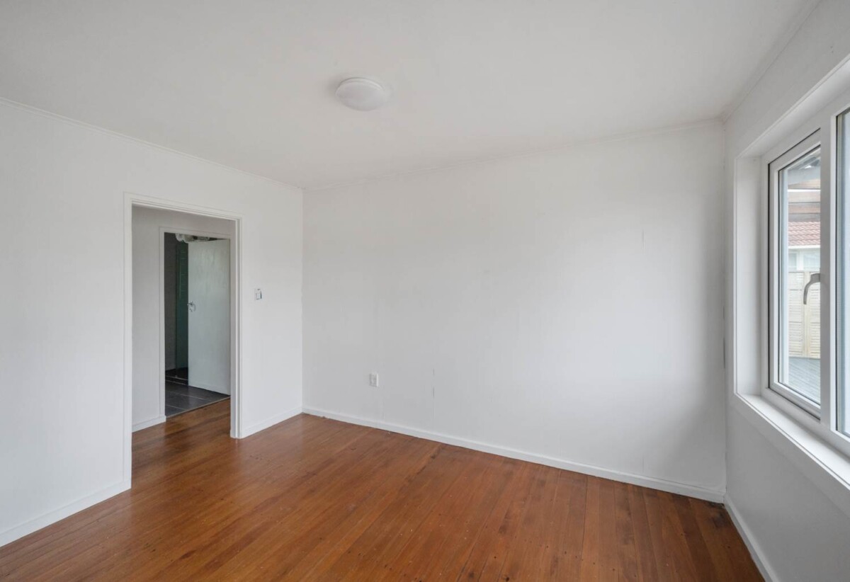 779m2 land, 4 beds 3 baths house (3 beds 2 beds house + 1 bed 1bath sleepout), All the windows have been replaced with aluminium jornery and double glazing ( including the sleepout), 0.2 km to Tamaki School, 9 Larsen Road, Panmure, Auckland