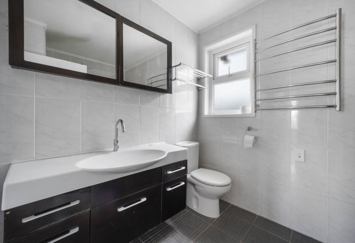 779m2 land, 4 beds 3 baths house (3 beds 2 beds house + 1 bed 1bath sleepout), All the windows have been replaced with aluminium jornery and double glazing ( including the sleepout), 0.2 km to Tamaki School, 9 Larsen Road, Panmure, Auckland