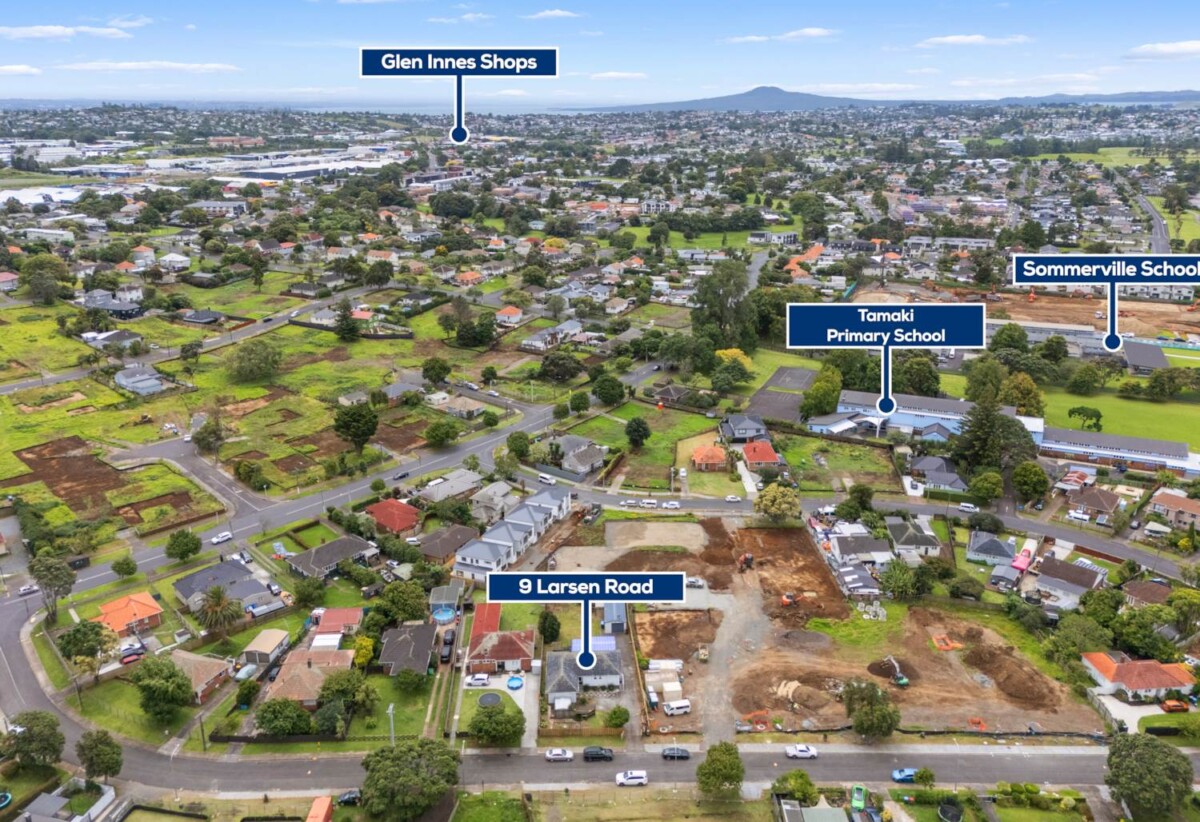 779m2 land, 4 beds 3 baths house (3 beds 2 beds house + 1 bed 1bath sleepout), All the windows have been replaced with aluminium jornery and double glazing ( including the sleepout), 0.2 km to Tamaki School, 9 Larsen Road, Panmure, Auckland
