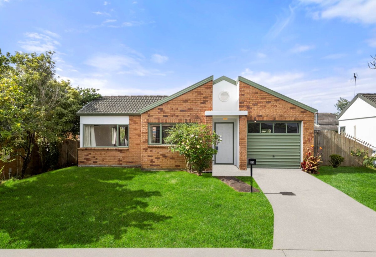 Brick and tile 3 beds house on 375m2 section, minutes to schools, supermarkets, shops, motorway access, 0.2 km to Pomaria Road School, 0.5 km to Henderson Intermediate, 0.7 km to Henderson North School, 25 Kona Crescent, Henderson, Auckland