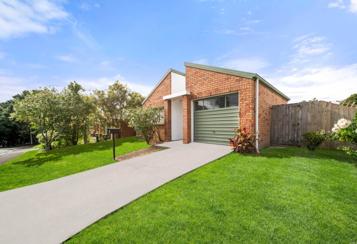 Brick and tile 3 beds house on 375m2 section, minutes to schools, supermarkets, shops, motorway access, 0.2 km to Pomaria Road School, 0.5 km to Henderson Intermediate, 0.7 km to Henderson North School, 25 Kona Crescent, Henderson, Auckland