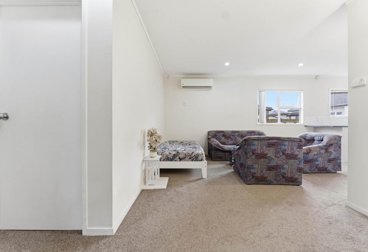 3 beds home with standalone garage, 0.9 km to Papatoetoe Intermediate, 1.1 km to Papatoetoe West School, 1.8 km to Papatoetoe High School, 2/9A Cambourne Road, Papatoetoe, Auckland