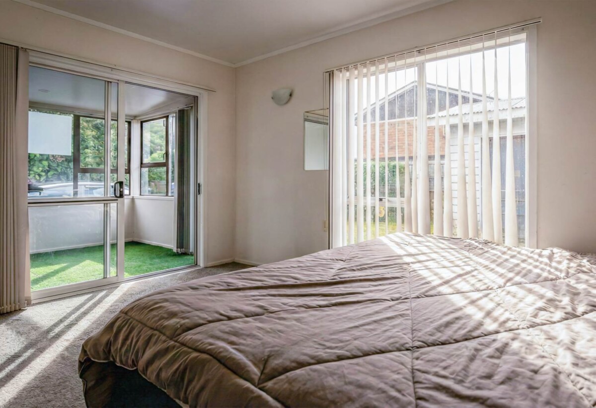 3 beds home with standalone garage, 0.9 km to Papatoetoe Intermediate, 1.1 km to Papatoetoe West School, 1.8 km to Papatoetoe High School, 2/9A Cambourne Road, Papatoetoe, Auckland