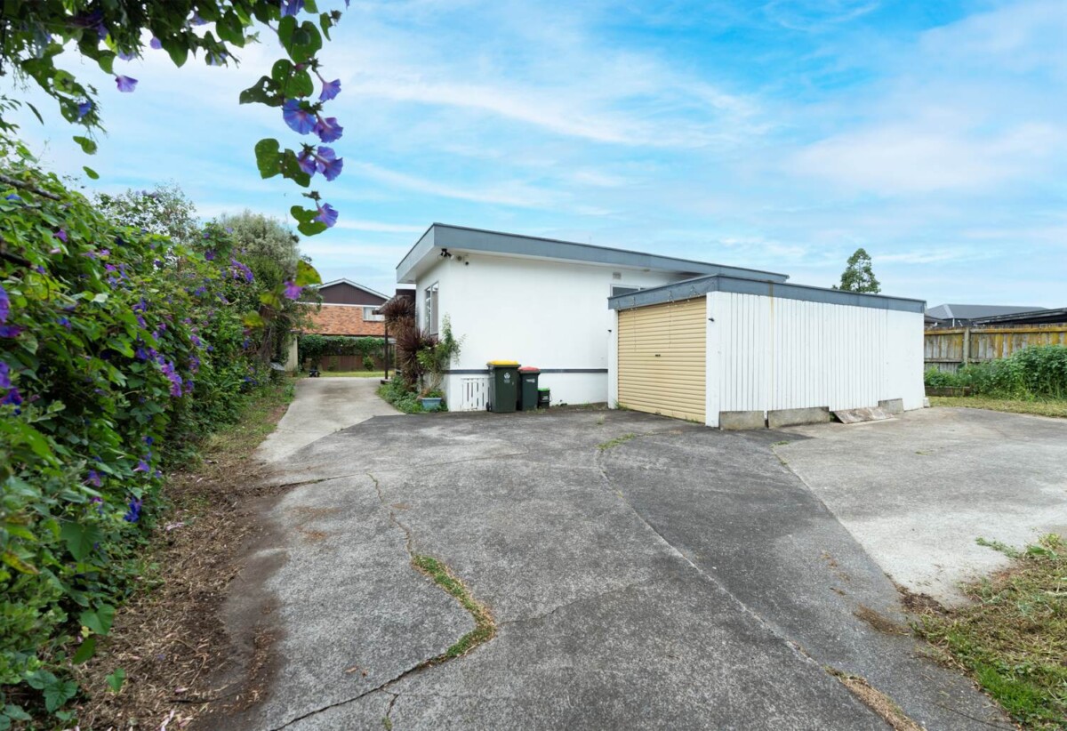 3 beds home with standalone garage, 0.9 km to Papatoetoe Intermediate, 1.1 km to Papatoetoe West School, 1.8 km to Papatoetoe High School, 2/9A Cambourne Road, Papatoetoe, Auckland