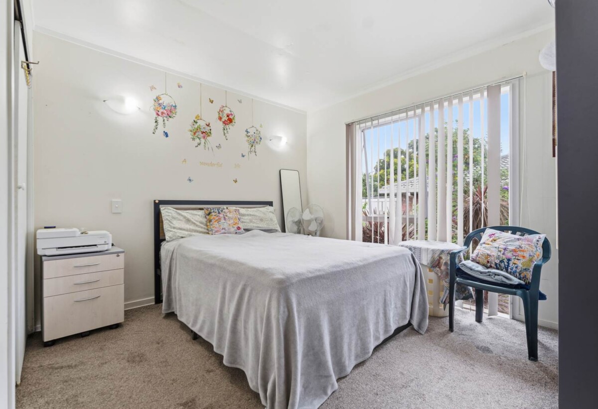 3 beds home with standalone garage, 0.9 km to Papatoetoe Intermediate, 1.1 km to Papatoetoe West School, 1.8 km to Papatoetoe High School, 2/9A Cambourne Road, Papatoetoe, Auckland