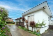 3 beds home with standalone garage, 0.9 km to Papatoetoe Intermediate, 1.1 km to Papatoetoe West School, 1.8 km to Papatoetoe High School, 2/9A Cambourne Road, Papatoetoe, Auckland