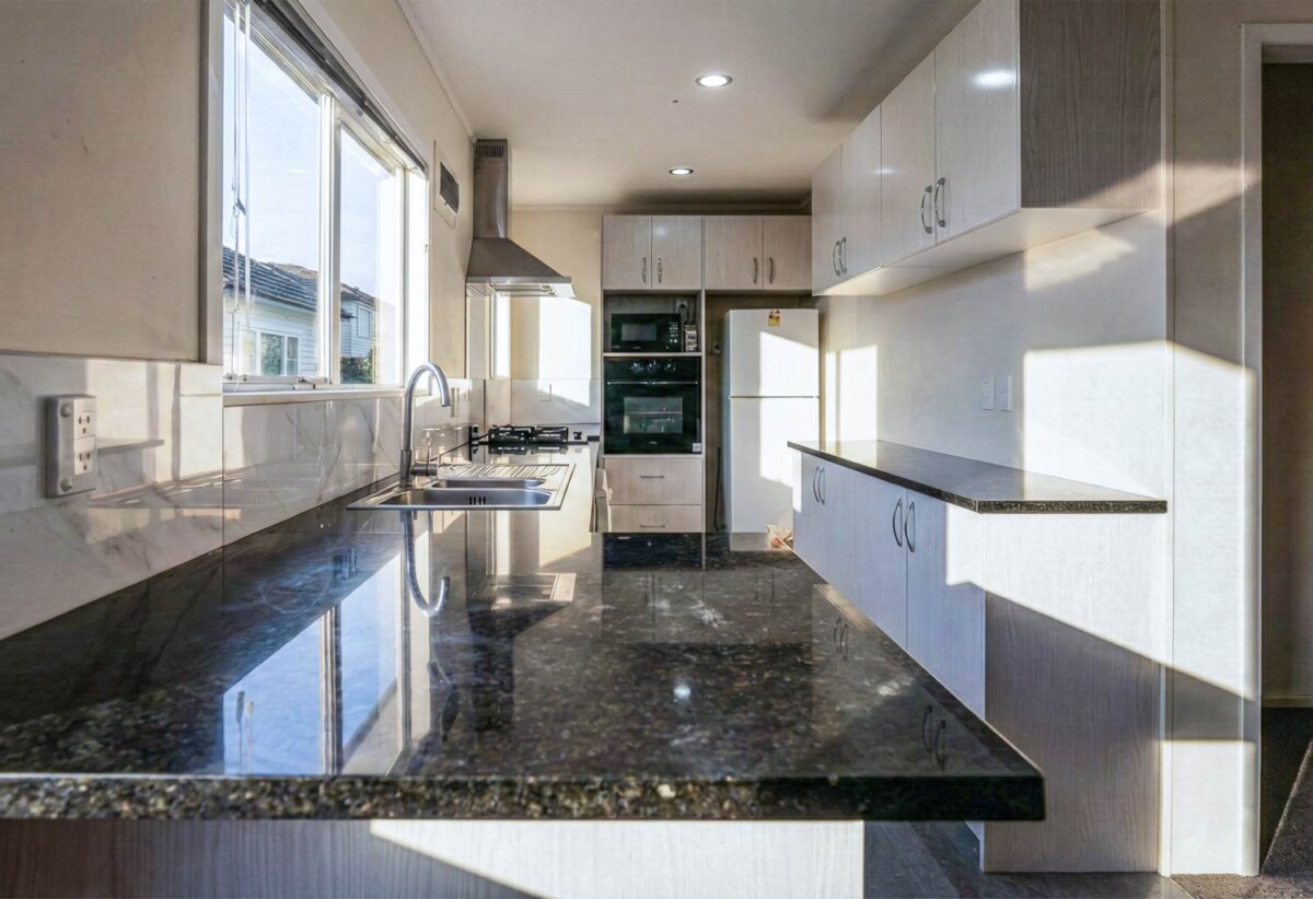 3 beds home with standalone garage, 0.9 km to Papatoetoe Intermediate, 1.1 km to Papatoetoe West School, 1.8 km to Papatoetoe High School, 2/9A Cambourne Road, Papatoetoe, Auckland