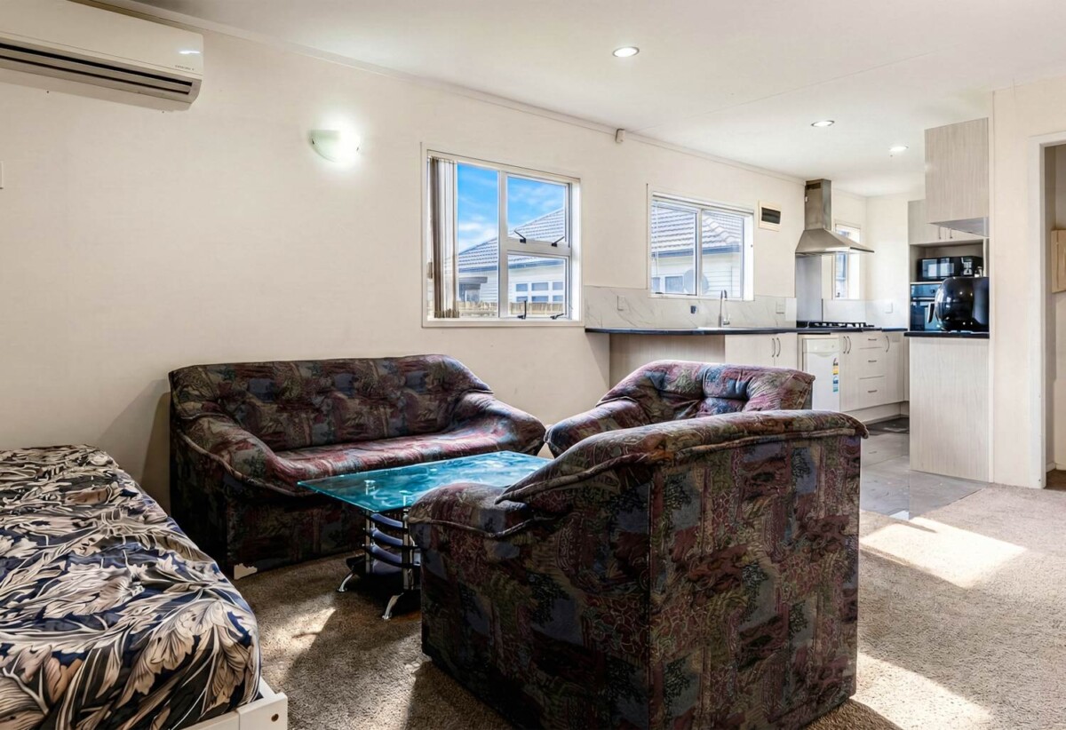 3 beds home with standalone garage, 0.9 km to Papatoetoe Intermediate, 1.1 km to Papatoetoe West School, 1.8 km to Papatoetoe High School, 2/9A Cambourne Road, Papatoetoe, Auckland