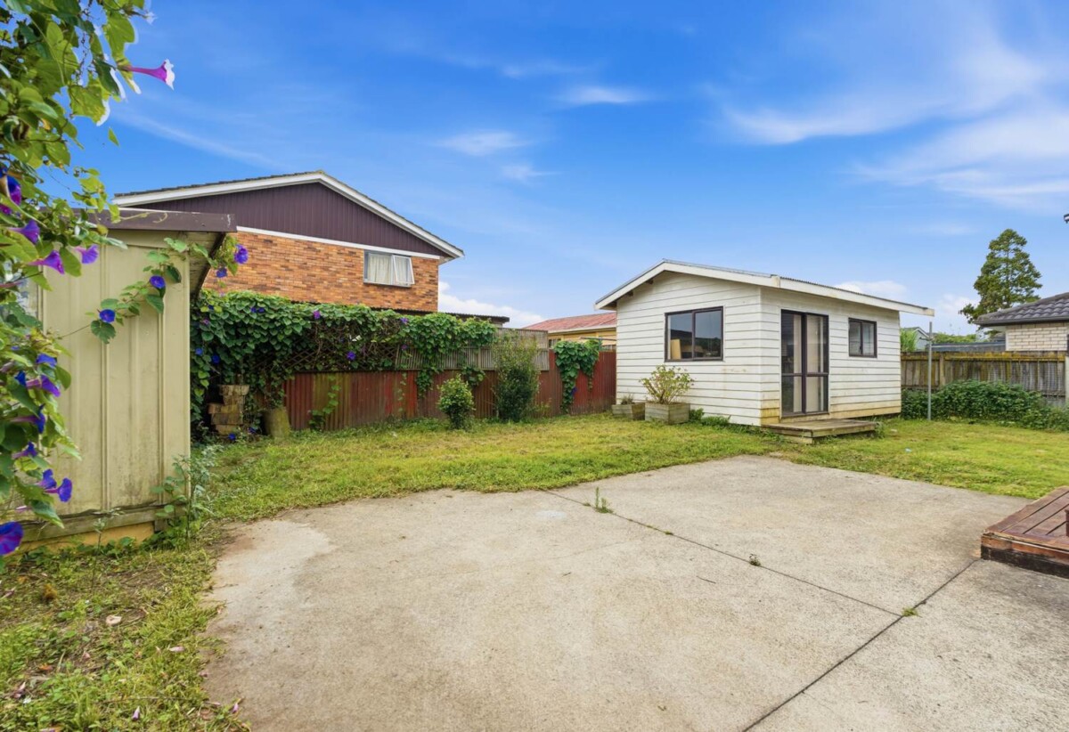 3 beds home with standalone garage, 0.9 km to Papatoetoe Intermediate, 1.1 km to Papatoetoe West School, 1.8 km to Papatoetoe High School, 2/9A Cambourne Road, Papatoetoe, Auckland