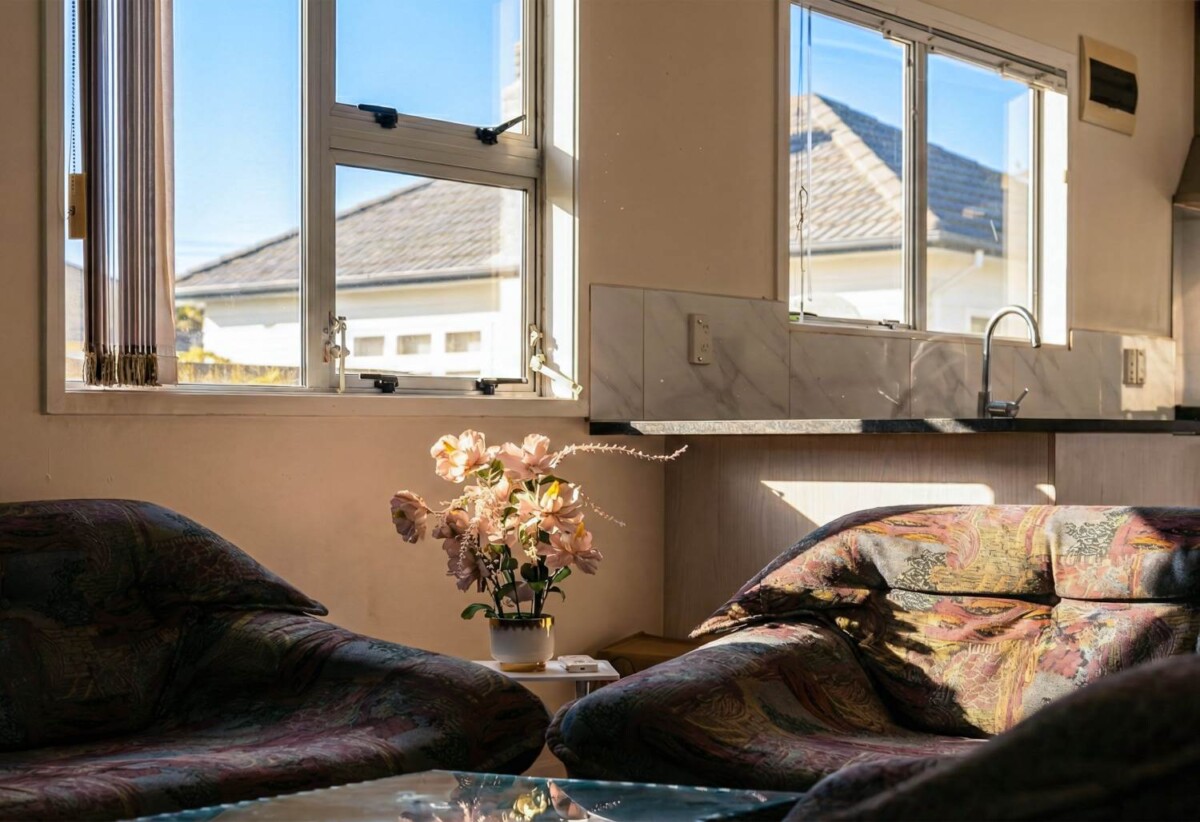 3 beds home with standalone garage, 0.9 km to Papatoetoe Intermediate, 1.1 km to Papatoetoe West School, 1.8 km to Papatoetoe High School, 2/9A Cambourne Road, Papatoetoe, Auckland