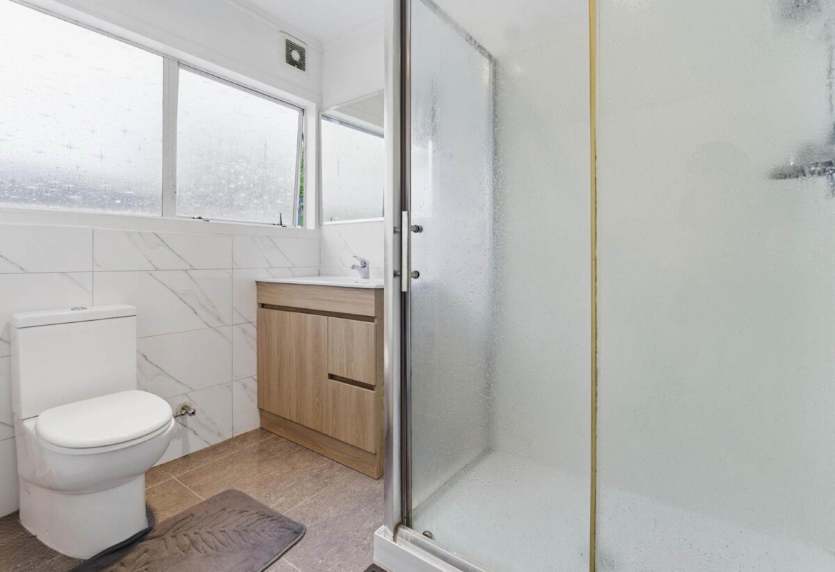3 beds home with standalone garage, 0.9 km to Papatoetoe Intermediate, 1.1 km to Papatoetoe West School, 1.8 km to Papatoetoe High School, 2/9A Cambourne Road, Papatoetoe, Auckland