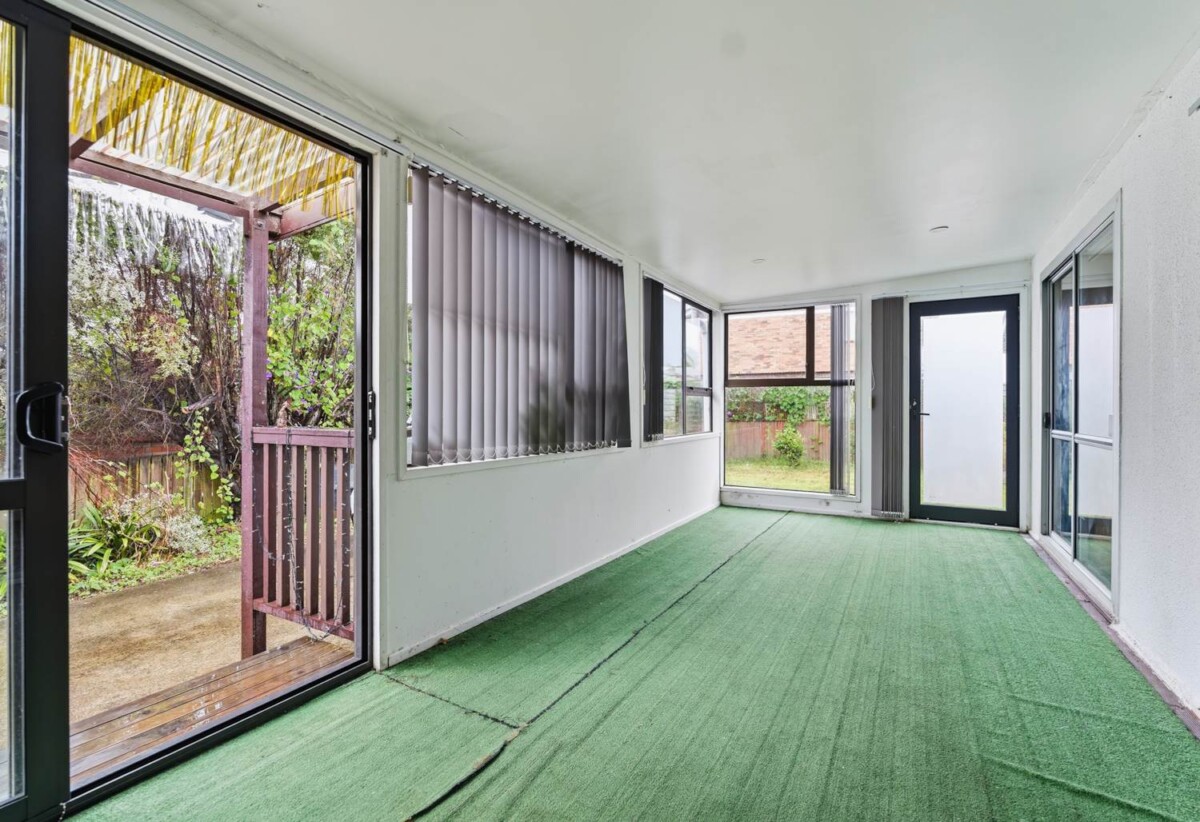 3 beds home with standalone garage, 0.9 km to Papatoetoe Intermediate, 1.1 km to Papatoetoe West School, 1.8 km to Papatoetoe High School, 2/9A Cambourne Road, Papatoetoe, Auckland