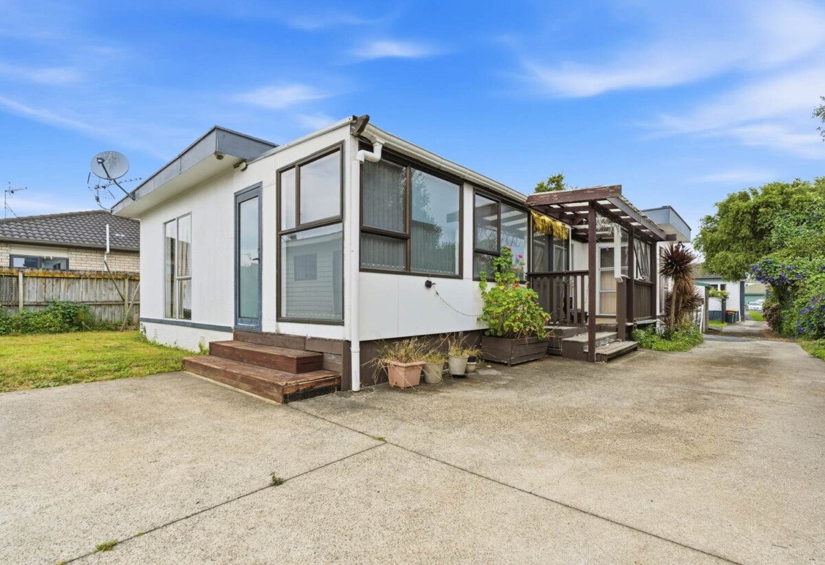 3 beds home with standalone garage, 0.9 km to Papatoetoe Intermediate, 1.1 km to Papatoetoe West School, 1.8 km to Papatoetoe High School, 2/9A Cambourne Road, Papatoetoe, Auckland