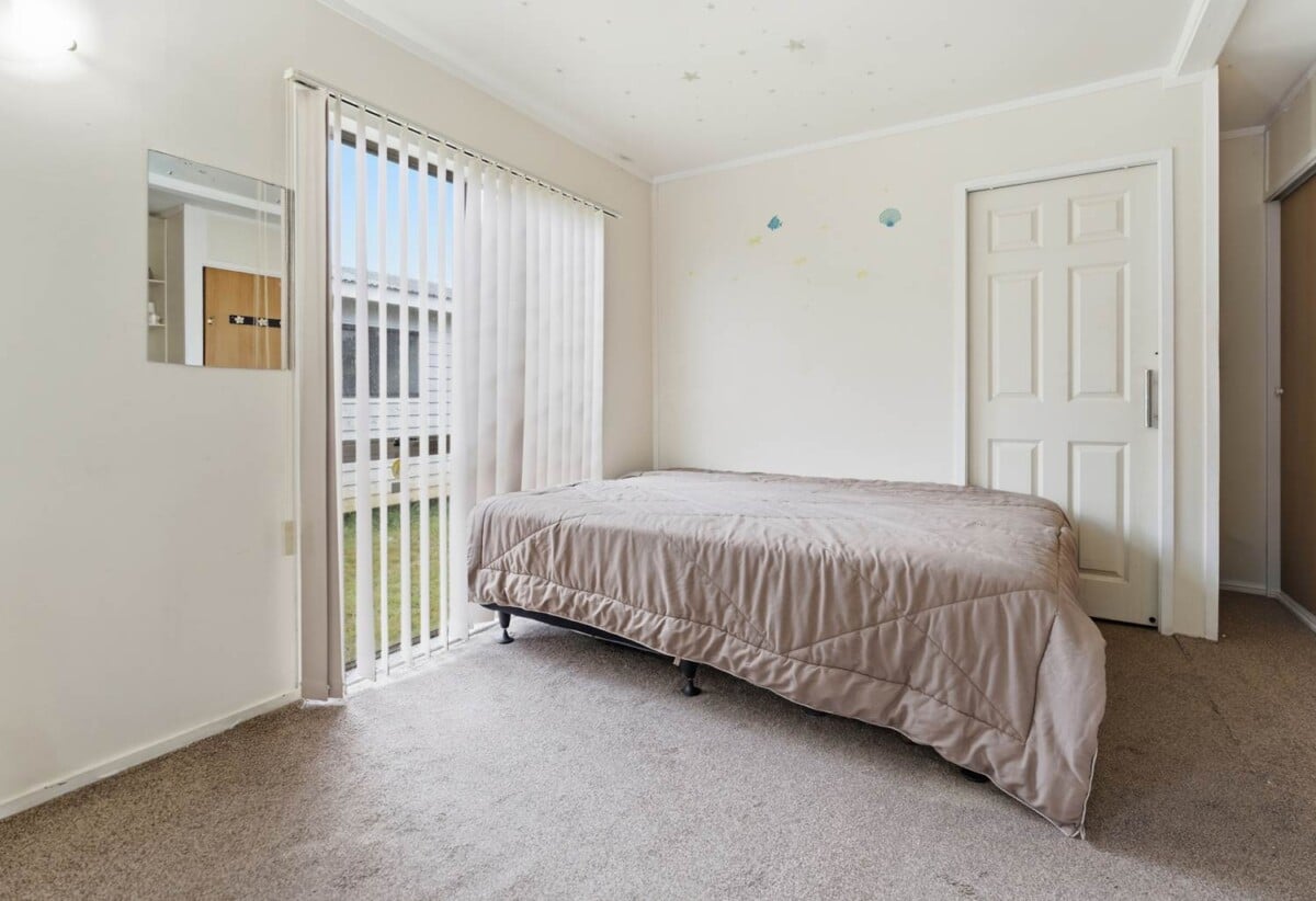 3 beds home with standalone garage, 0.9 km to Papatoetoe Intermediate, 1.1 km to Papatoetoe West School, 1.8 km to Papatoetoe High School, 2/9A Cambourne Road, Papatoetoe, Auckland