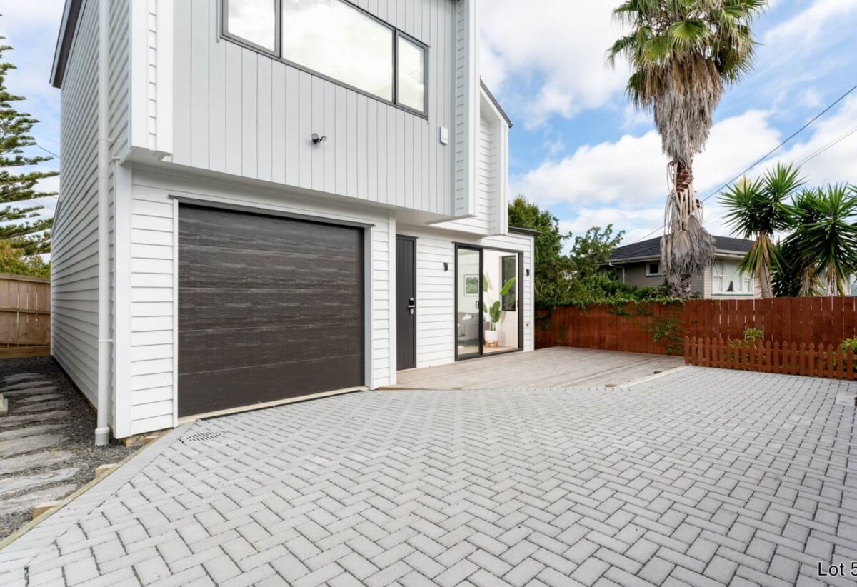 Brandnew standalone freehold 3 bed 2.5 beds home with garage, close to Mairangi Bay Village,, schools, beach, tennis courts, parks, and golf courses, 0.6 km to Mairangi Bay School, 41 Kowhai Road, Mairangi Bay, Auckland