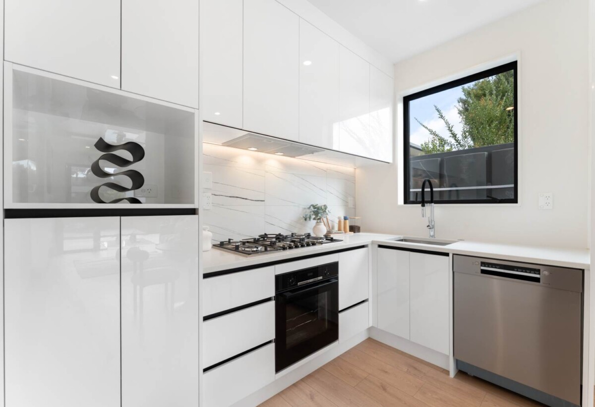 Brandnew standalone freehold 3 bed 2.5 beds home with garage, close to Mairangi Bay Village,, schools, beach, tennis courts, parks, and golf courses, 0.6 km to Mairangi Bay School, 41 Kowhai Road, Mairangi Bay, Auckland