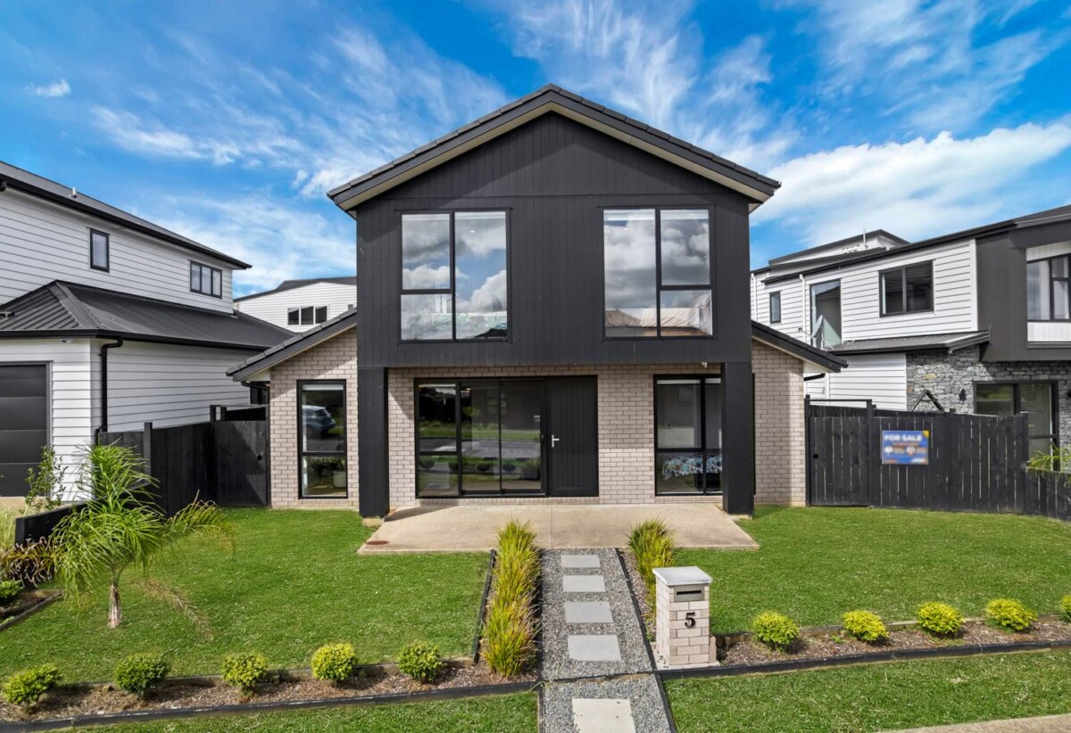 Built by renowned builder GJ Gardner, 4 beds 3 baths house with garage on 378m² section, 0.3 km to Mangapikopiko School, 1.4 km to Rosehill Intermediate, 1.6 km to Rosehill College, 5 Emerald Avenue, Rosehill, Auckland